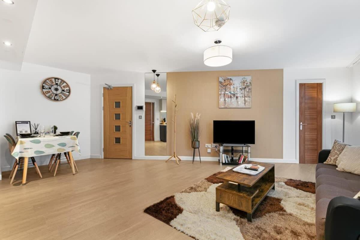 Modern 1 Bedroom Apartment In Woking Town Centre Esterno foto