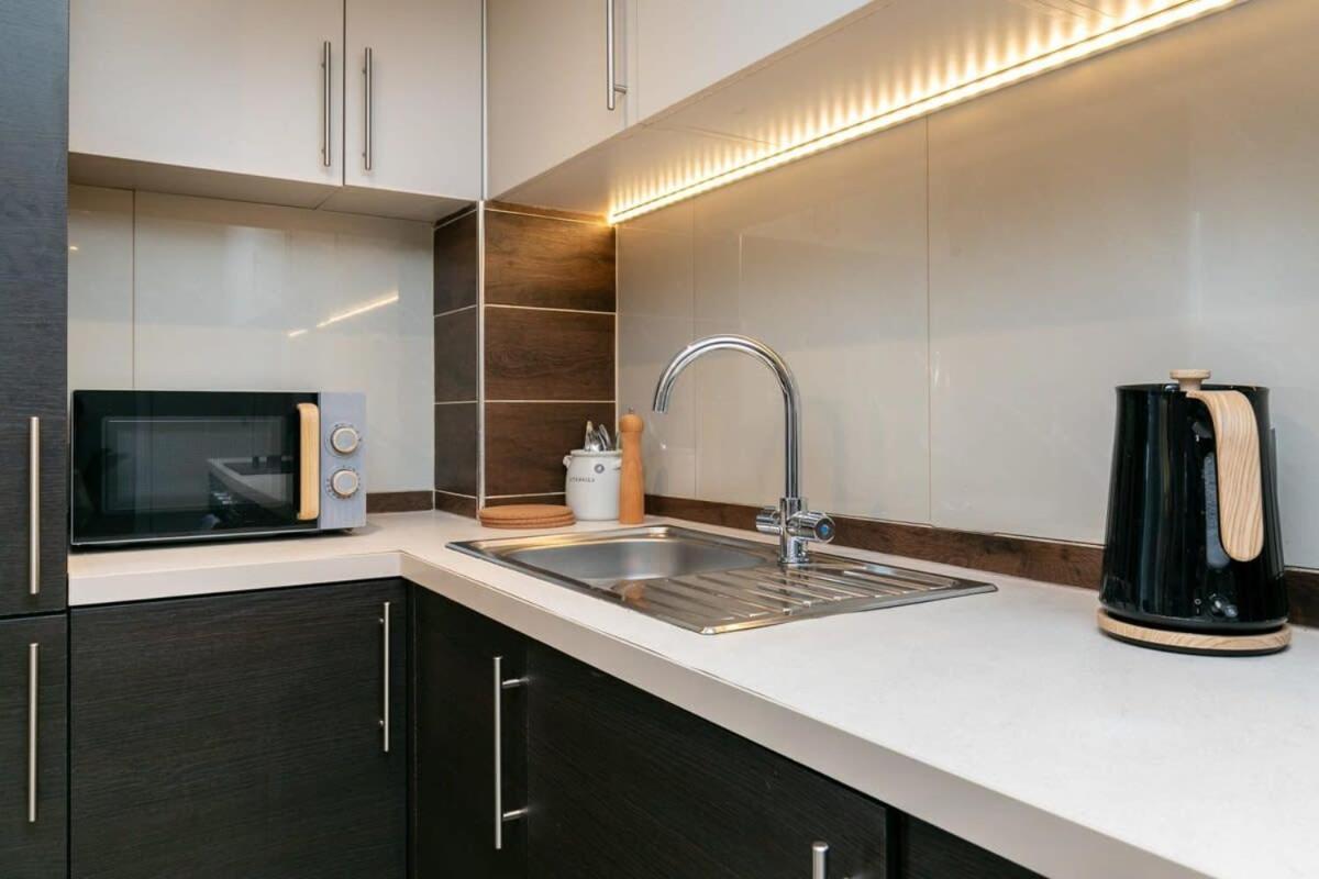 Modern 1 Bedroom Apartment In Woking Town Centre Esterno foto