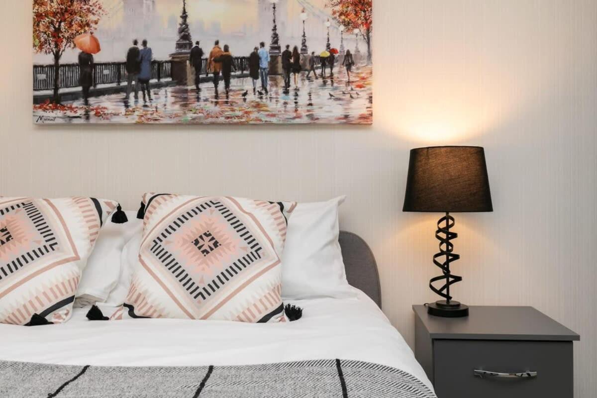 Modern 1 Bedroom Apartment In Woking Town Centre Esterno foto
