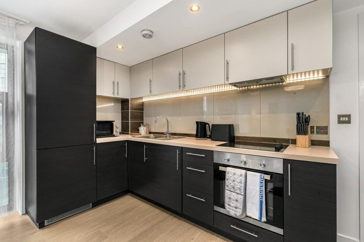 Modern 1 Bedroom Apartment In Woking Town Centre Esterno foto