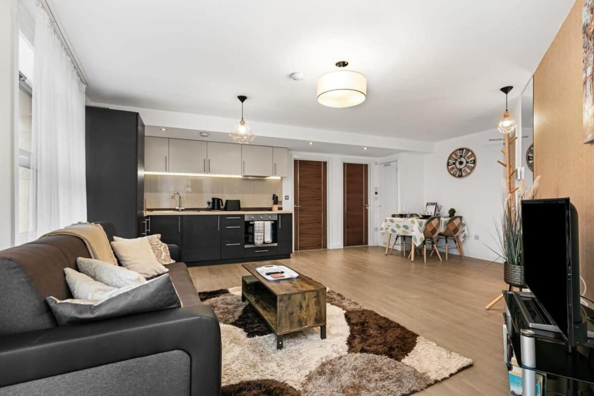 Modern 1 Bedroom Apartment In Woking Town Centre Esterno foto