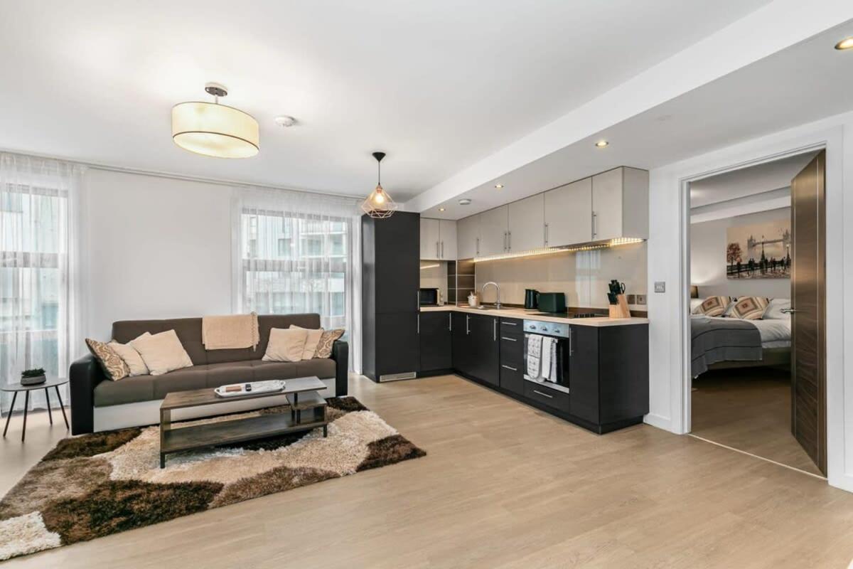 Modern 1 Bedroom Apartment In Woking Town Centre Esterno foto